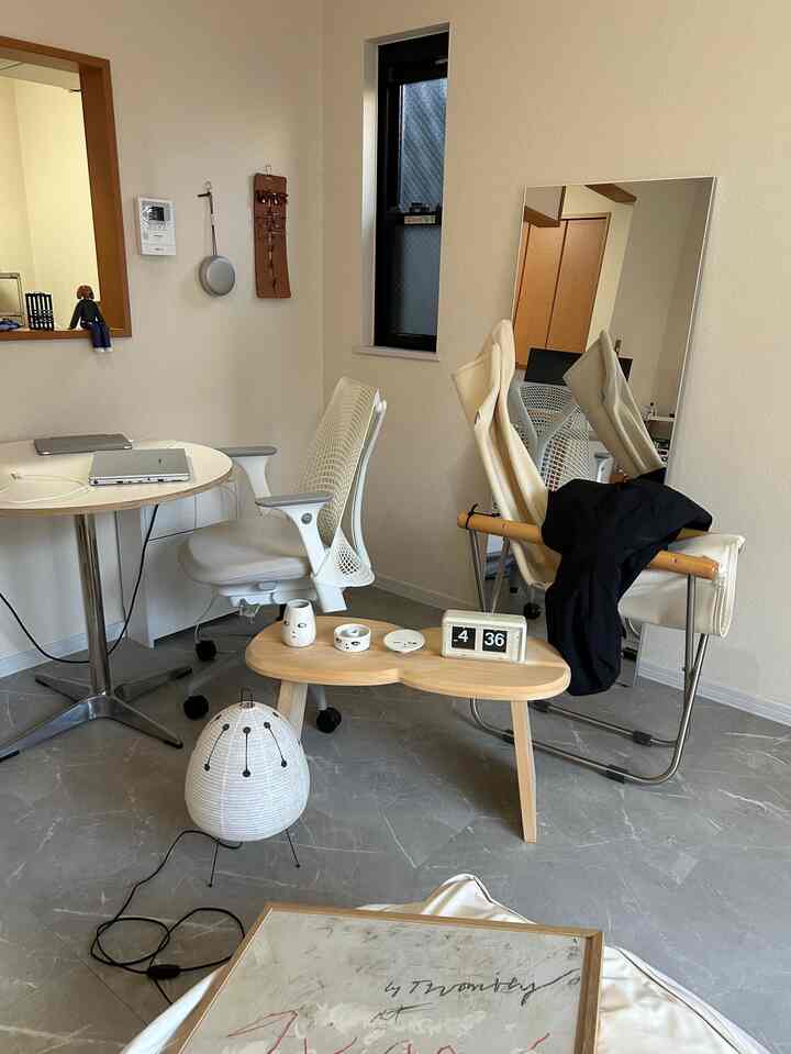 ホワイトとナチュラルカラーが調和したホームオフィスの空間、ミニマルな家具とレイアウトが印象的な快適な部屋