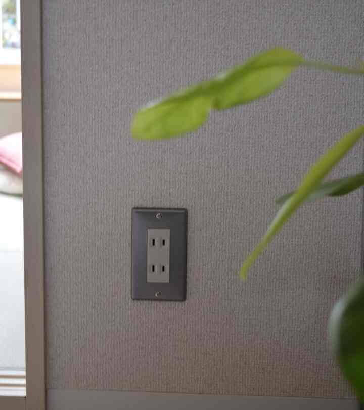 Area sekitar outlet dicat warna silver 🔌
#diyrenovasi