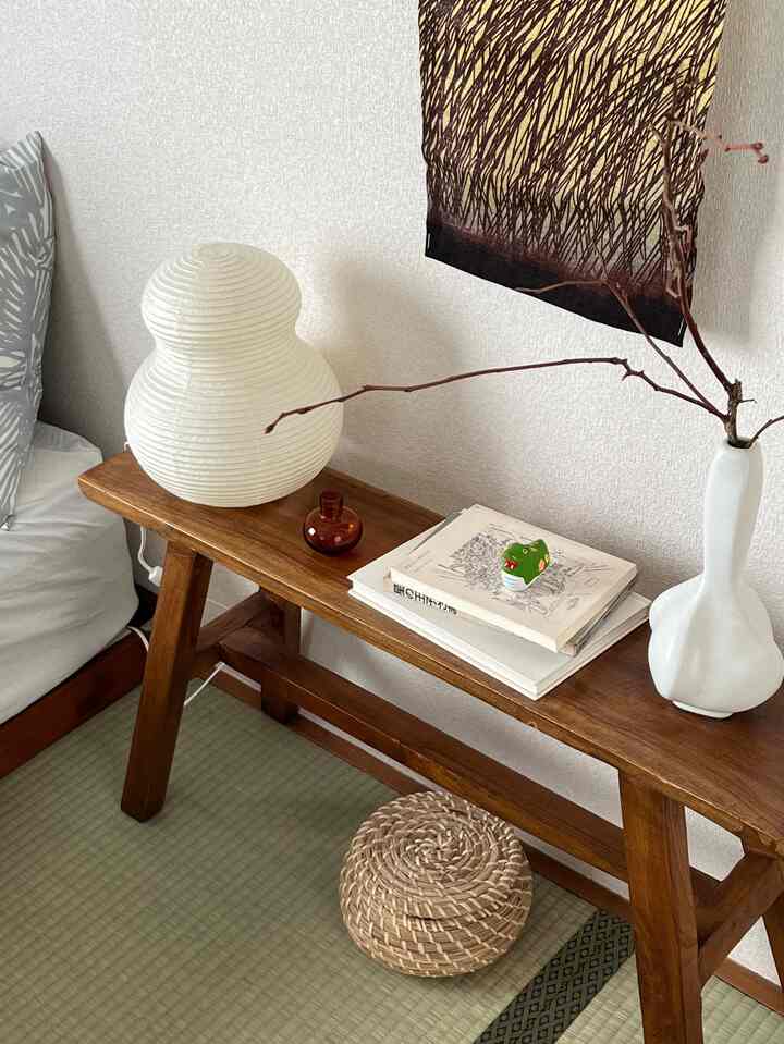 ナチュラルな色調の韓国インテリア、木製ベンチと畳が配置された雰囲気のある空間