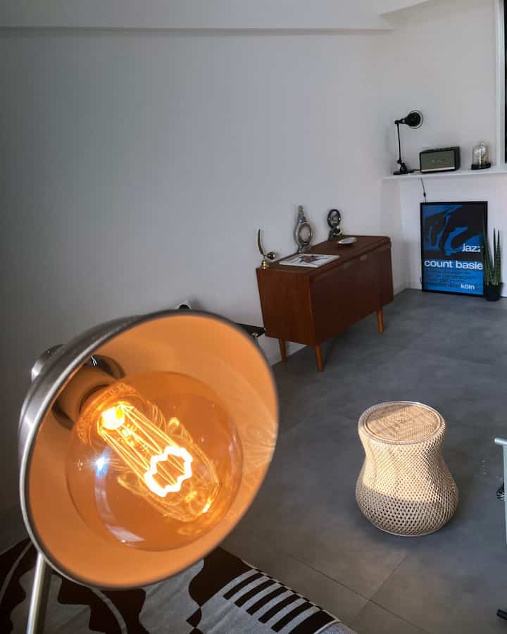 フロアランプに採用しているエジソン電球の、暖かみのある色味がお気に入りです♪

#フロアランプ #ラタンスツール #シンプルなインテリア 