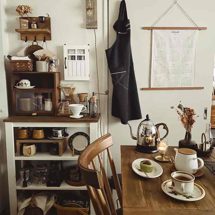ブラウンの自然な色調のキッチン、木製家具とコーヒー器具が配置された雰囲気のあるカフェ風インテリア