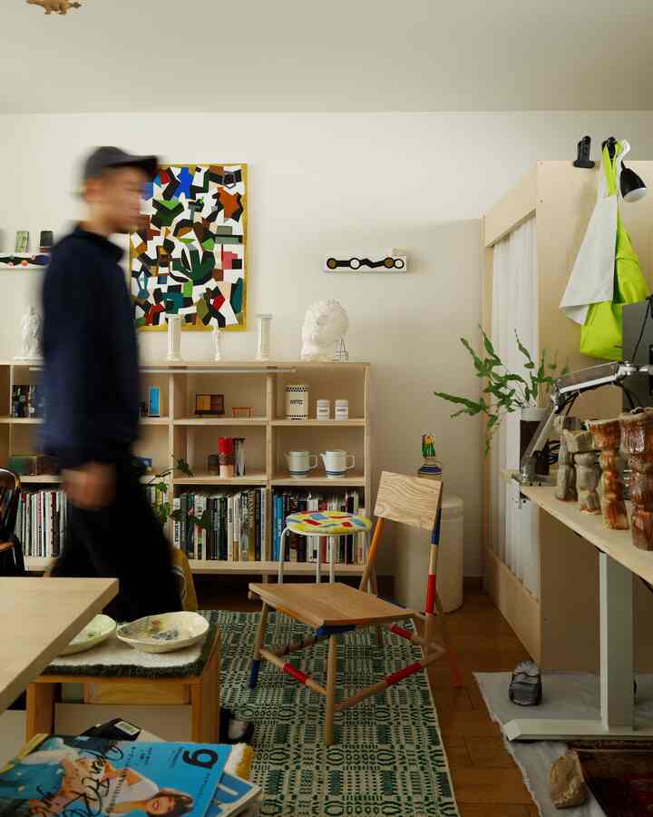 白い壁と木目調の家具が印象的な一人暮らしのホームオフィス空間