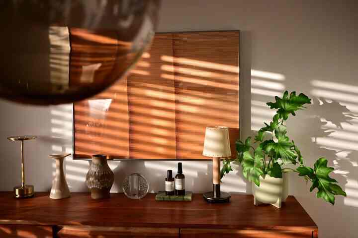 朝一番のブラインド越しの光がいい感じでした。サイドボードの上の小物達を、なんとなくギャラリー置きにしてみた。
#サイドボード #テーブルランプ #デコレーション