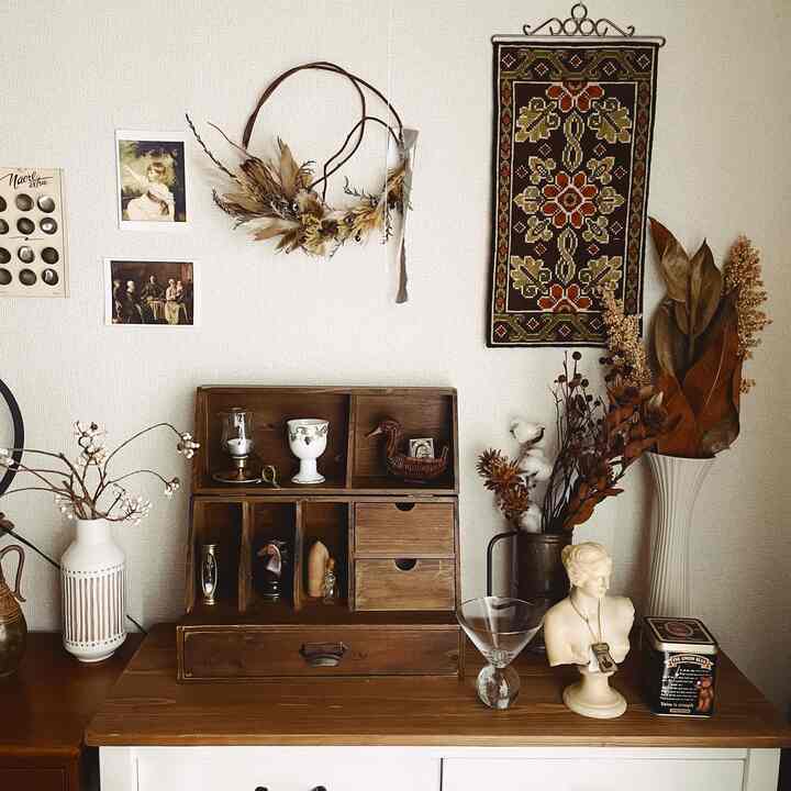 温かみのある木目調とヴィンテージアイテムが調和した二人暮らしの空間、花瓶や乾燥花が印象的なディスプレイゾーン