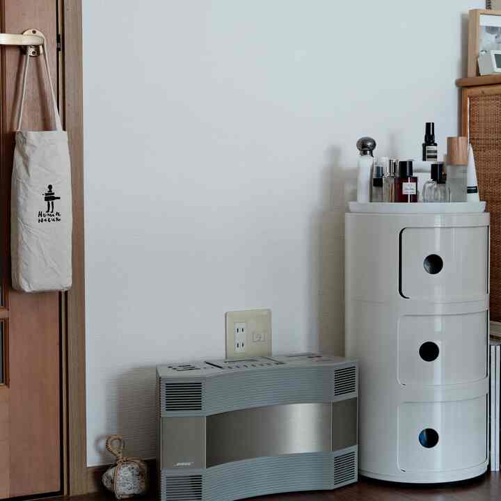 〜お気に入りの収納〜
コンポリビニの上にvitraのロータリートレーを置いてます
たまたまサイズがジャストでスッキリ
スピーカーはBOSEのaw-1、良い音でるしデザインが大好きです
物が増えてきてそろそろ棚を増やしたい気分です

#カルテル
#コンポリビニ
#vitra
#スペースエイジ
#midcenturymodern
#インテリア家具 
#スピーカー
#bose