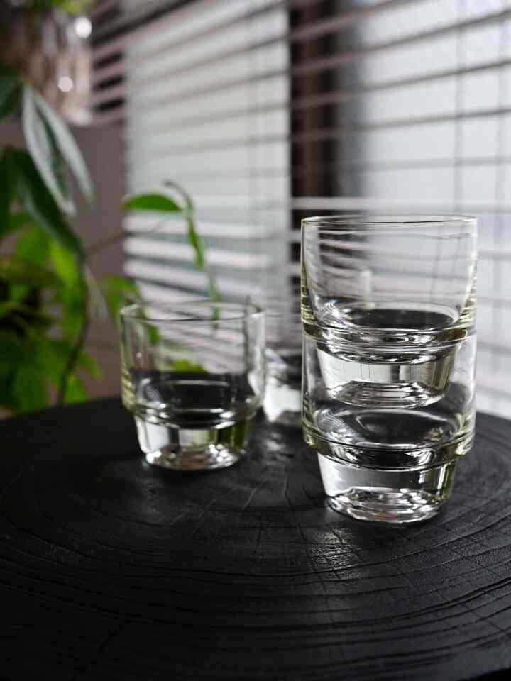 先日清澄白河のFAARさんに立ち寄った際に購入したヴィンテージグラス。
ちょうどたくさんのグラス類がお店に出されたとこで、どれもすごく状態が良くピカピカで美しく、とても迷いました〜。
こちらは1960年代の #nannystill デザインのものだそうです。
#ヴィンテージグラス #ガラス #riihimaenlasi

