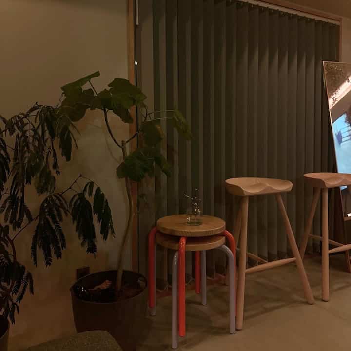 好きな椅子を窓際に並べてみた。
4000円の椅子と5万円の椅子
それぞれのプライドを持って並んでるようにも見える。

#interior
#chair
#renovation