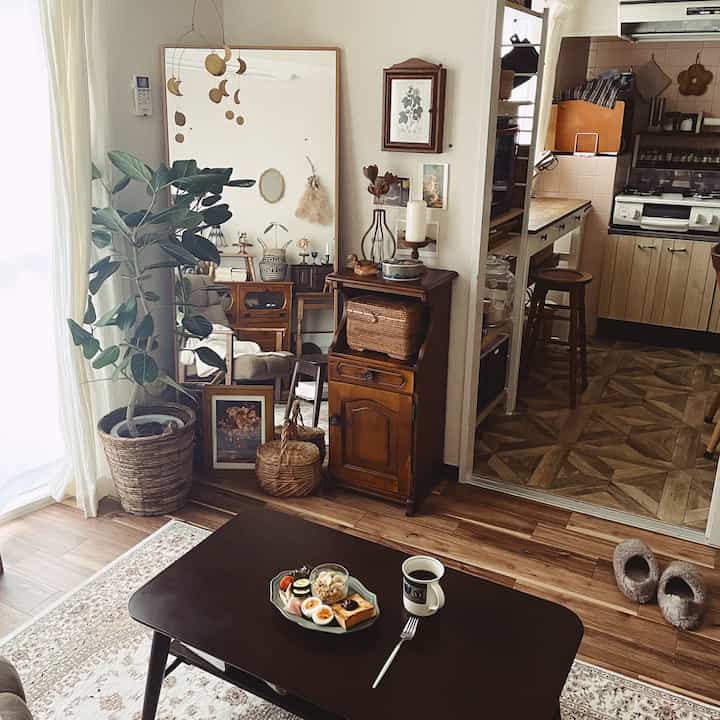 根詰まり気味の植物がいくつかあるのですが、
寒い時期の植え替えは良くないと聞いて
そのままにしてるのだけど、本当に大丈夫なのだろうか...？🥺
コーヒーの木の元気がなくてちょっと心配💦

#アンティークインテリア #ビンテージ #レトロ #二人暮らし