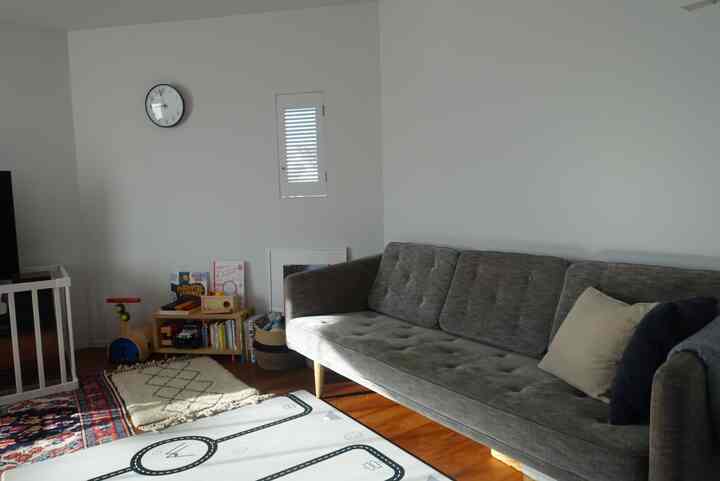 おもちゃコーナー。
ソファの前を広めのスペースにして
遊びやすいレイアウトにしています。

#子どものいる暮らし
#キッズスペース