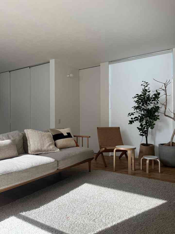 白い壁と木目調の家具が配置されたナチュラルモダンなリビング