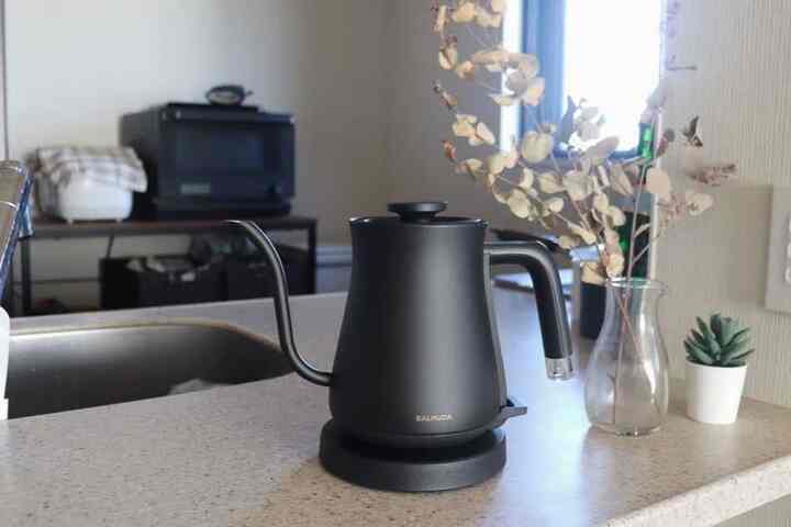 BALMUDAの電気ケトル
部屋の家具家電と合わせて黒をチョイス
マットな質感が好きです

#賃貸 #2LDK #夫婦二人暮らし #キッチン #BALMUDA