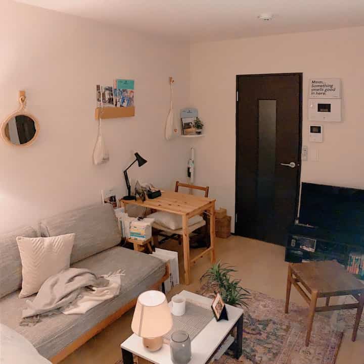 入り口とは反対側から📸
木製の家具で揃えています🪑
・
#1kインテリア #ナチュラルインテリア #賃貸インテリア #ひとり暮らし #間接照明 #間接照明のある暮らし #灯りのある暮らし #レコードのある生活 #レコードのある暮らし #cozyroom #myroom #goodroom取材 #好きなものに囲まれた暮らし #インテリア雑貨 #roomtour #ルームツアー #リセノと暮らす #かなでもののある暮らし #unicoのある暮らし #壁面インテリア #ソファー #フレグランス #テーブルライト #フロアライト #グリーンのある暮らし #植物のある暮らし #ドライフラワーのある暮らし #ヴィンテージラグ #日常を切り取る #日常の風景 