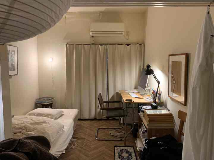 白と木目調の落ち着いた寝室、シンプルで居心地の良い一人暮らしの空間