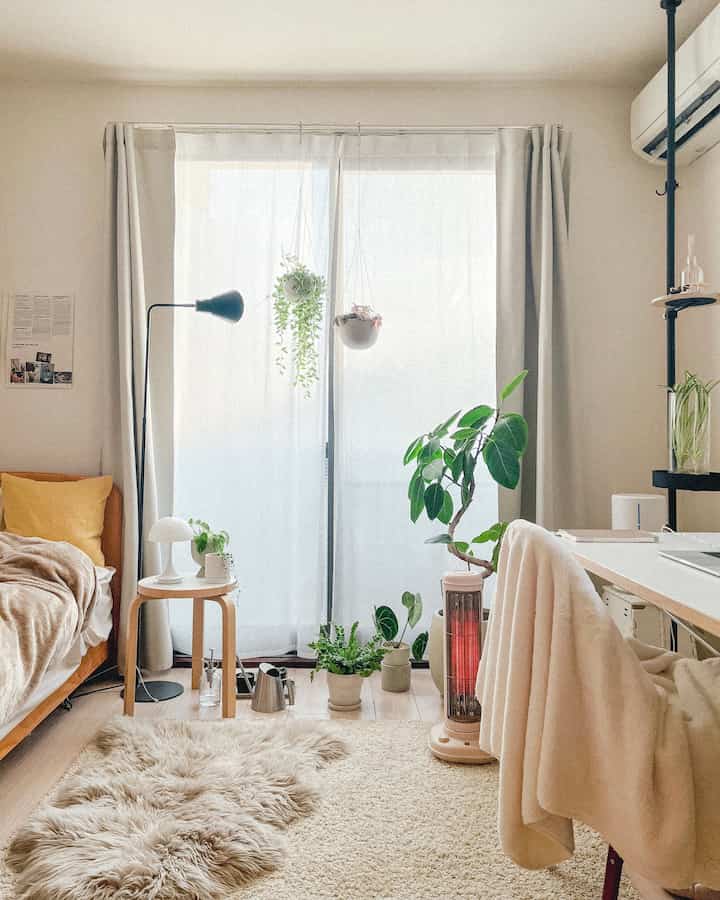 ふわふわのラグやシーツ、ブランケットなどで視覚的にあたたかさを感じる冬の部屋⛄️朝のひんやりクリアな空気と、やわらかな光も好きです🪴

#冬の部屋 #北欧インテリア #朝時間 #暮らしを楽しむ #2月の部屋