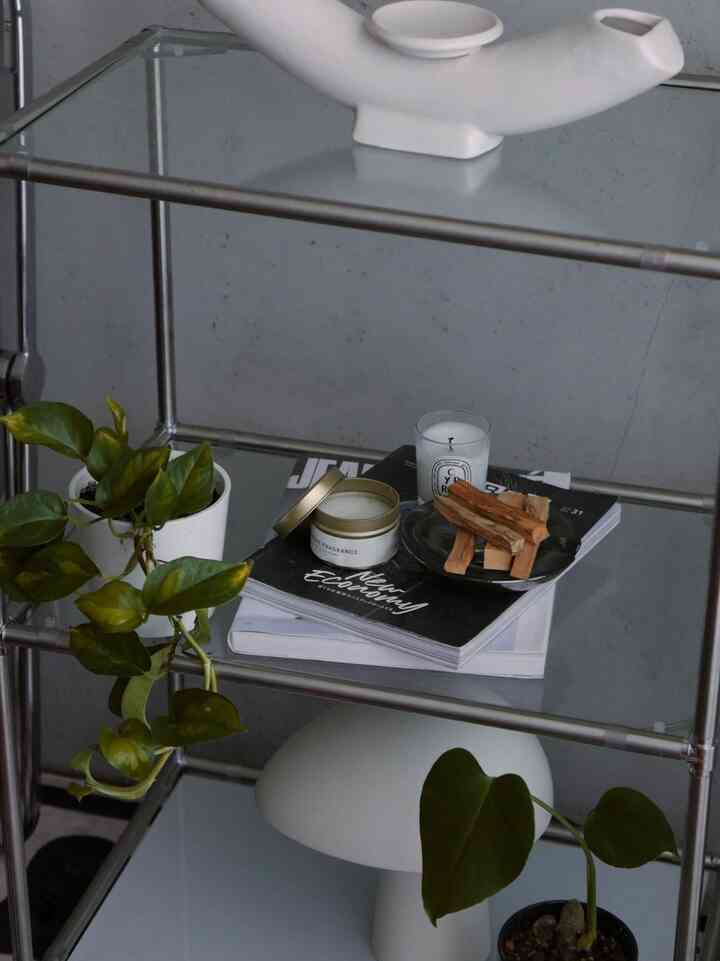 Rak dekoratif di ruang tamu🕯🍂🤍
#Tanaman hias #キャンドル #パロサント