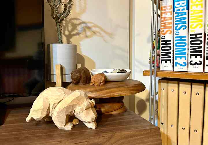 2024.2.9

Beruang kayu berukir telah didekorasi ulang di sebelah TV 🐻

Saya menggantinya dengan dudukan TV kayu, jadi sepertinya cocok.


#Beruang kayu berukir #木彫りの熊 #民芸品 #民藝 #観葉植物