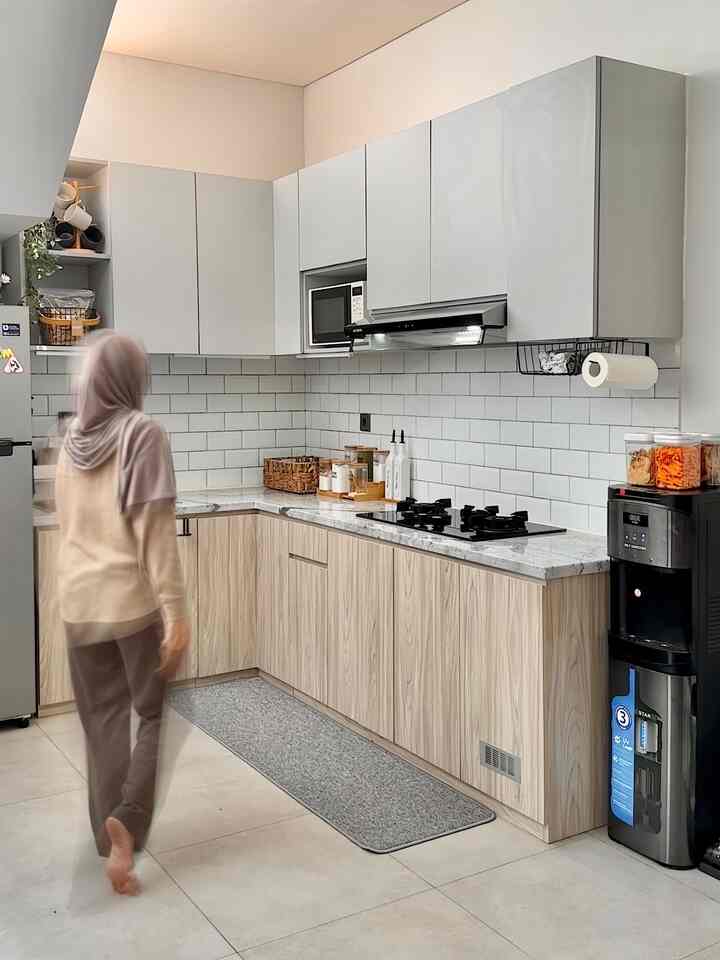 Dapur adalah tempat tersibuk dirumah. Supaya dapur tetap rapi dan estetik, caranya dengan organizing semua peralatan dan perbumbuan dapur. Walaupun selalu dipakai jadi tetap tertata jika ada tempatnya.
#organizingkitchen
#KitchenDesign
#KitchenInspiration
#DapurKecil
#InspirasiDapur
#ModernIndustrial
#72m2
#Depok