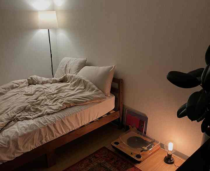 好きな場所🛌🌃
#ベッドルーム #ベッドリネン #レコードプレイヤー #スタンドライト