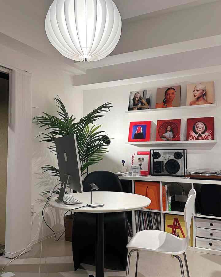 白黒のトーンのリビングホームオフィス、ミッドセンチュリーモダンの家具とペンダントライトが配置された洗練された空間