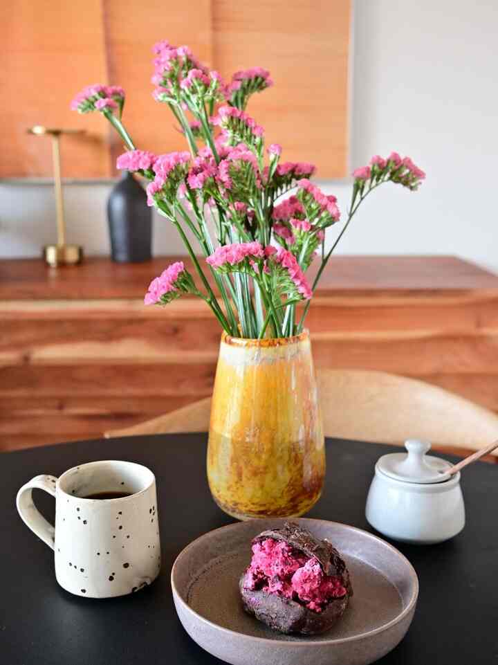 ラズベリークリームのチョコパンサンド🍫
可愛いだけじゃなくて無茶苦茶おいしい〜
靱公園付近のPANENAさんのパン🥐
フラワーベースはhenrydeanのストロンボリXS。たぶん2022年くらいの限定カラー。

#henrydean #フラワーベース #ストロンボリ 