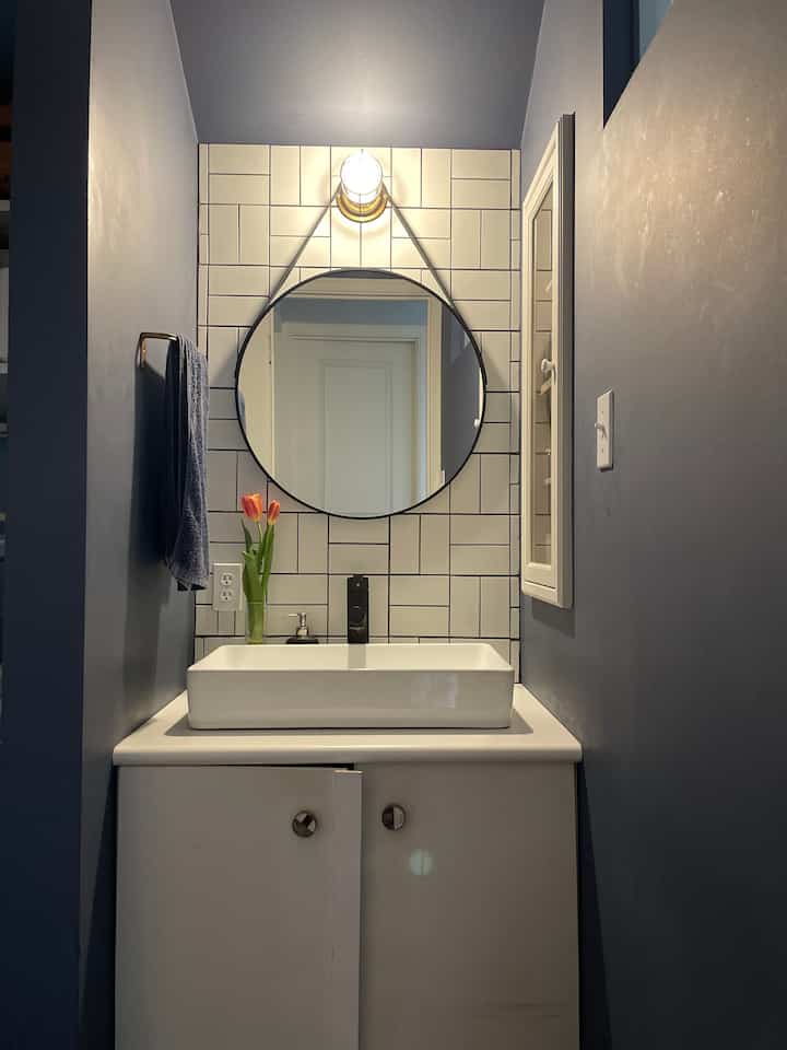 Ini adalah kamar kecil DIY.
Saya mengecat ulang menjadi warna biru tua, mengganti wastafel, dan memasang ubin.
#diy #洗面所diy #洗面所インテリア
#Ubin #タイル洗面台 #タイル施工



