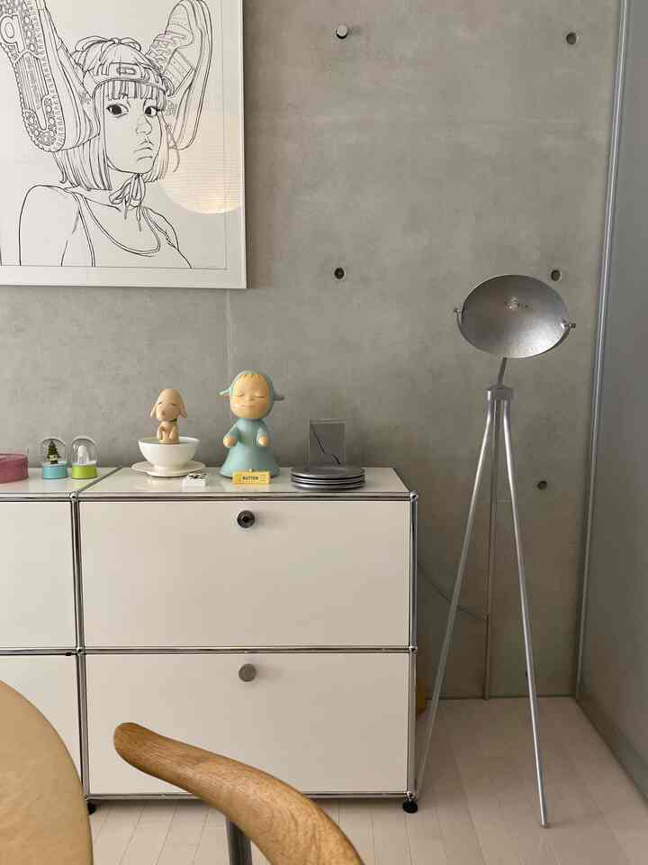 今のサイドボードはこんな感じ

#usmハラー #アートのある暮らし #奈良美智 #インテリア小物 #インテリア照明 #ダイニングインテリア #サイドボード