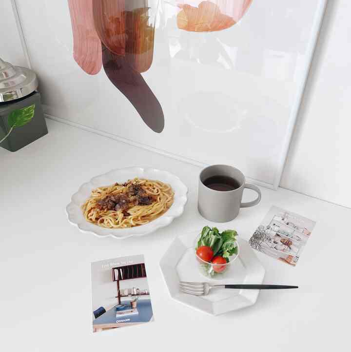ギフトで頂いたグレーのカップがいい感じ☕️🩶
#テーブル #テーブル周り #テーブルウェア 