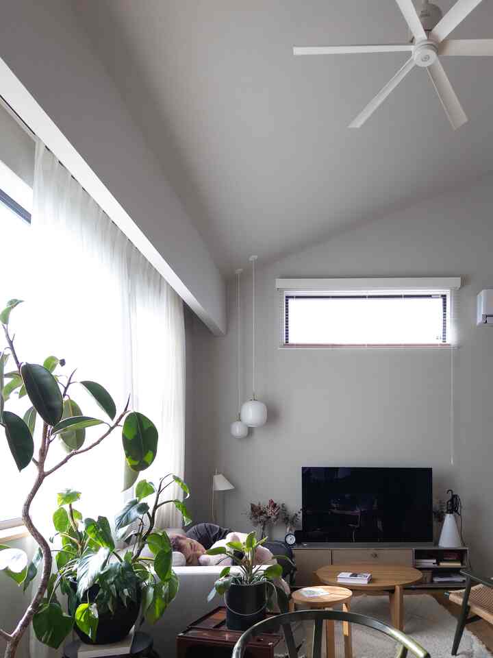 我が家の壁紙は全面グレー。この写真が一番現実に近い気がします。グレーの壁紙は白のアイテムが映えるよ。
#グレーインテリア 