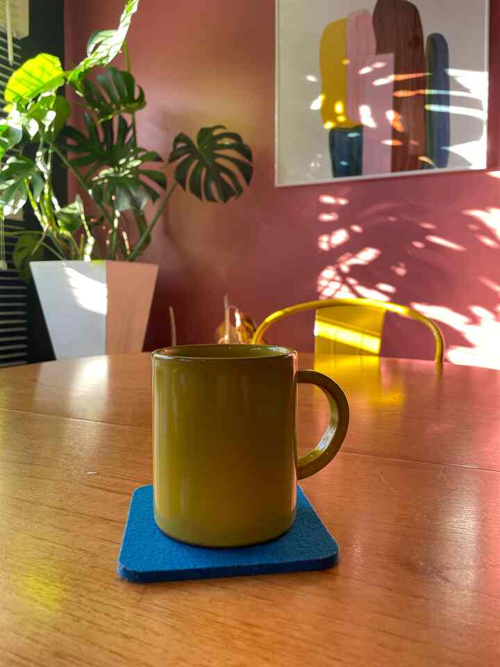朝の光が入る時間にゆったりコーヒーを
飲めるのは嬉しい〜
#コーヒー #朝の光 #リビングダイニング 
