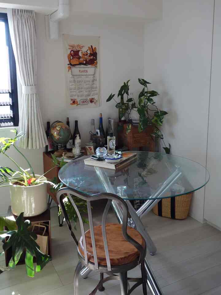 デザイナーズチェアを置いて、ラグを敷いたら完璧の空間👌😂
完成までまだまだ！！

#ダイニングテーブル #ガラステーブル #ダイニングルーム #インテリア雑貨 