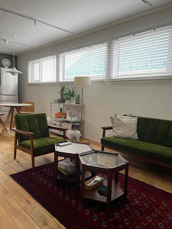 アクメファニチャーのテーブルは二つ繋げてセンターテーブルにしたり、独立してサイドテーブルにしたりと臨機応変に使えて気に入っています。
#acmefurniture #ヴィンテージラグ #カリモク60