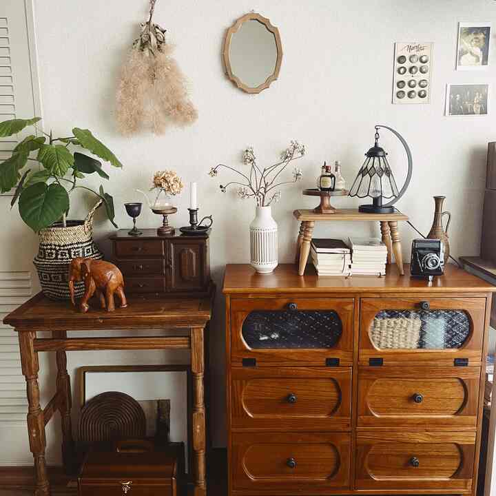 ブラウンの木目調家具とグリーンの植物が配置された、雰囲気のあるレトロなリビングスペース