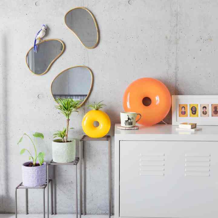 我が家の一番かわいい場所です。笑

#IKEA #IKEA家具  #ディスプレイラック  #植木鉢 #植木鉢棚 #植木鉢インテリア #観葉植物 #間接照明  #間接照明インテリア #間接照明ミラー  #植物 #カラフル #カラフルなインテリア 