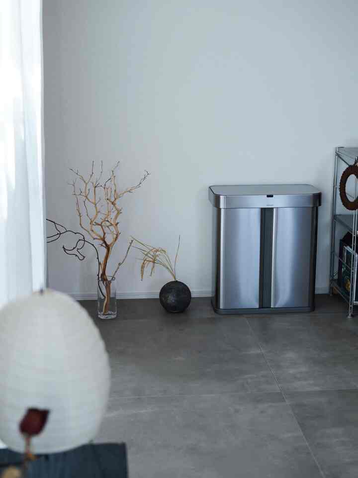 無機質なアイテムと素材感のバランス。

#グレーインテリア 
#グレータイル 
#グレートーン 
#ゴミ箱