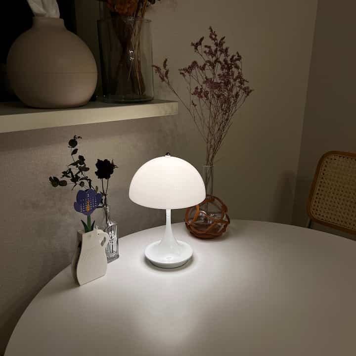 念願のルイスポールセンのパンテラ🤍
温かみのある光が落ち着きます💡

#ルイスポールセン #パンテラ #間接照明
#照明 #北欧 #ナチュラルインテリア #韓国インテリア #北欧インテリア #インテリア