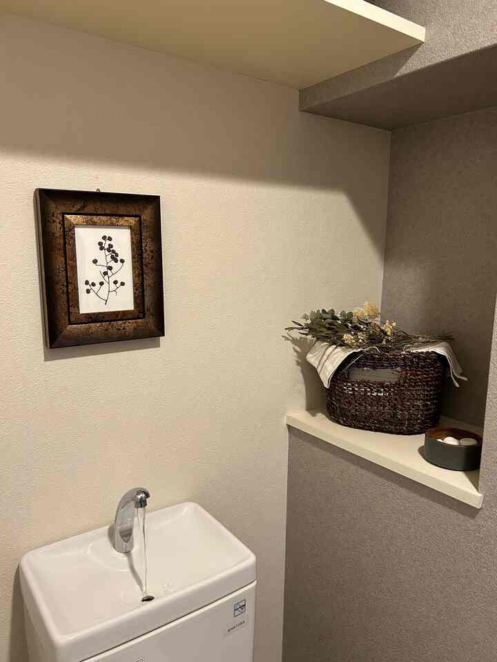 Bunga kering dan serbet dibeli dari Produk Standar.
Saya menyembunyikan alat pembersih seperti seprai toilet dan sikat toilet.

Saya suka kombinasi warna abu-abu dan coklat tua.

#toilet
#Bunga kering
