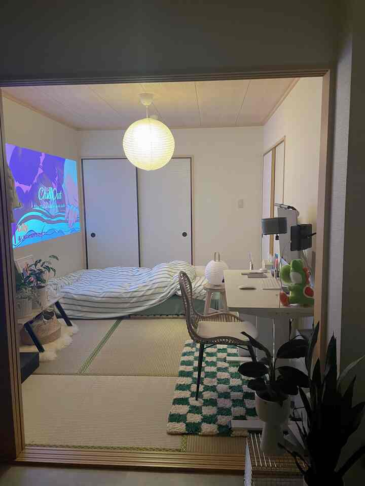 ナチュラルカラーの6畳寝室、畳とプロジェクタースクリーンが配された和モダンな雰囲気のインテリア