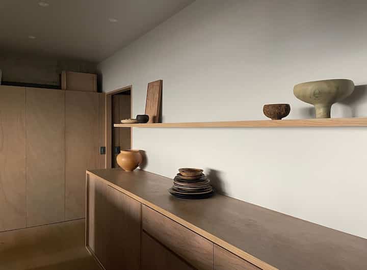 ナチュラルな木目調のキッチン空間、木製の器が並ぶシンプルで温かみのあるインテリア