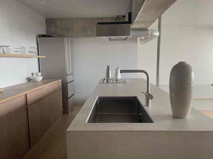 キッチンは造作で作ったもの。
素材感とシンプルさにこだわったアイランド型のカウンターキッチン。
水栓やシンクも気に入ったデザインや質感のものをセレクトしました。

#造作キッチン #シンク #水栓
#セラトレーディング#KWC #サンワカンパニー
#カウンターキッチン #アイランドキッチン