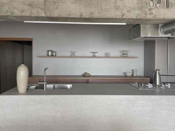 About the built-in kitchen.
The counter and sides are made from Italian laminum material. It is resistant to heat, dirt and scratches, and feels great when used.
We also selected a matte texture for the range hood.

#Functions kitchen #素材
#laminam #ラミナム #toolbox #レンジフード
