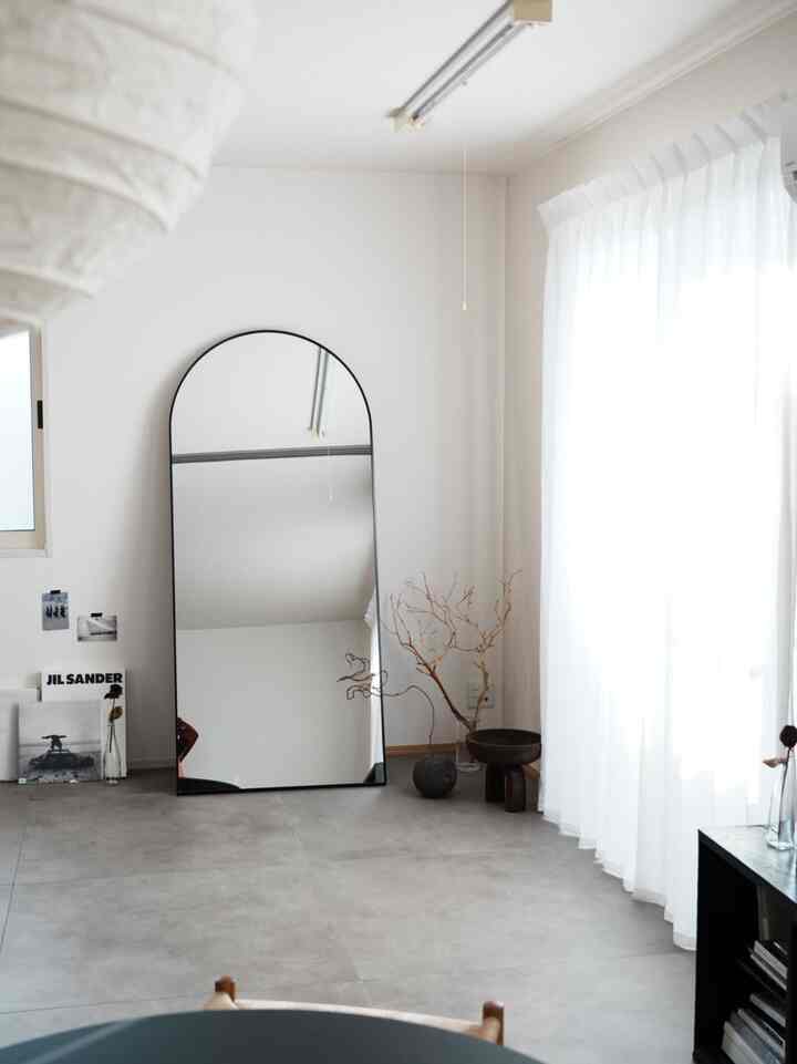 The space on the mirror side is still unfinished.
Rugs, low tables, etc.
I enjoy expanding my image.

If you look closely, the color of the baseboards also differ depending on the location.
I am changing the color with tape.
It's been stuck for a while...

#mirror
#mirror 
#gray interior
#illumination