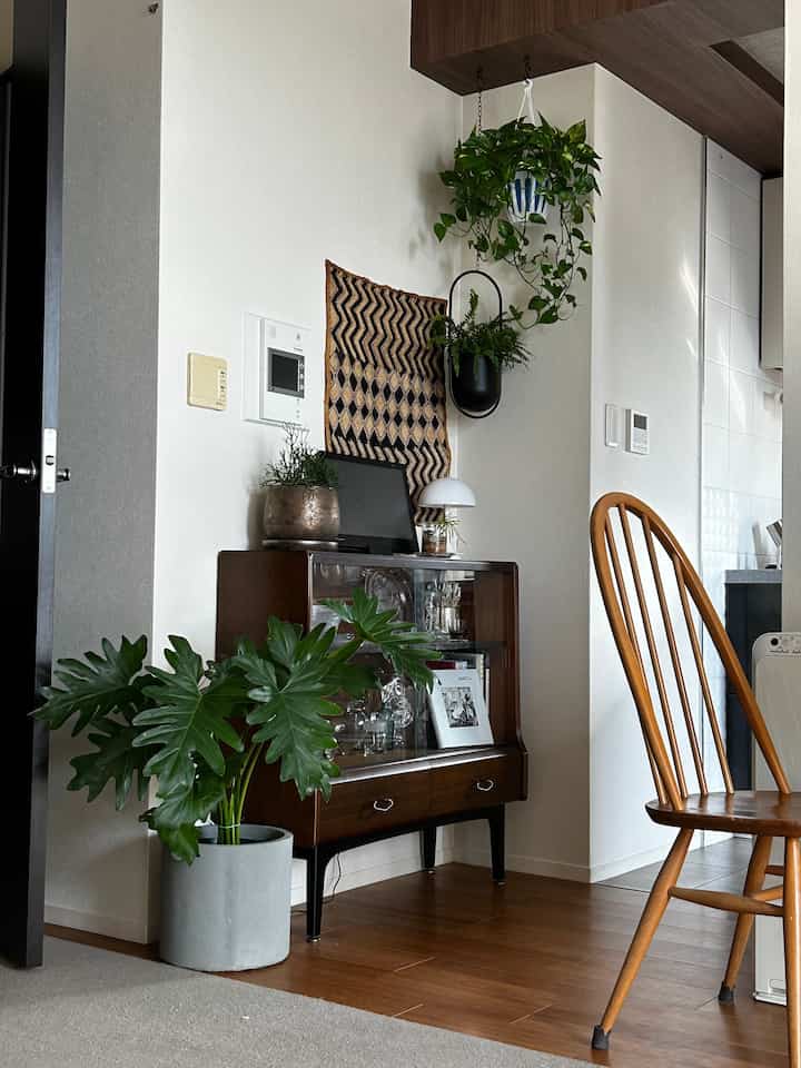 ヴィンテージのガラスキャビネットには、趣味の透明ガラスコレクションを収納しています。
憧れのパンテラポータブルを購入したのでここに飾りました。
優しく淡い光に癒されています。

#パンテラ 
#ヴィンテージ 
