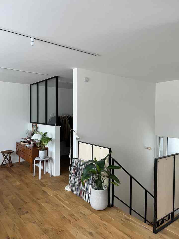 鉄骨階段とデコ窓の黒でインテリアを引き締めるように意識しました。
#サイドボード #鉄骨階段 #デコ窓 #室内窓