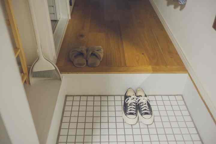 🧹🩴👟

ずっと欲しかったCT70🥺✨
相方が韓国土産でプレゼントしてくれたので
我が家の玄関と共に💁‍♂️📷

掃除グッズはマーナのほうきとちりとりセットだけなので、コンパクトな掃除機を購入するかずっと検討中…🤔💭

玄関の鏡の上にドライフラワーを飾ってます🌼

#スリッパ 
#スリッパ・室内履き 
#ルームシューズ 
#クリーナー 
#ナチュラル 
#ナチュラルインテリア 
#ドライフラワー 