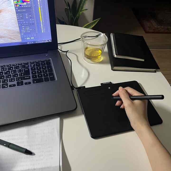 今はダイニングテーブルで仕事しています👨🏻‍💻
(もう少しでワークスペースができる予定…)
たまにはガジェットとか載せてみる🤲
#ダイニングテーブル #仕事 #ガジェット