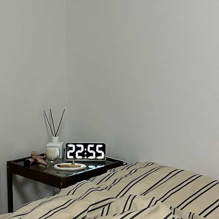 #ベッドルーム
#ベッドサイドテーブル
#目覚まし時計
#IKEA
#Team
#SHEIN
#3COINS 