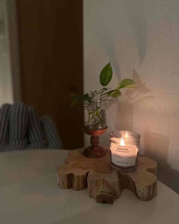 無垢の一枚板を取り扱うサイトで、
「イブキ」という木材の切り株を見つけました🌲
自然につくられたこの曲線。
綺麗だなぁ

#ディスプレイ台 #花台 #飾り台 #無垢トレイ　