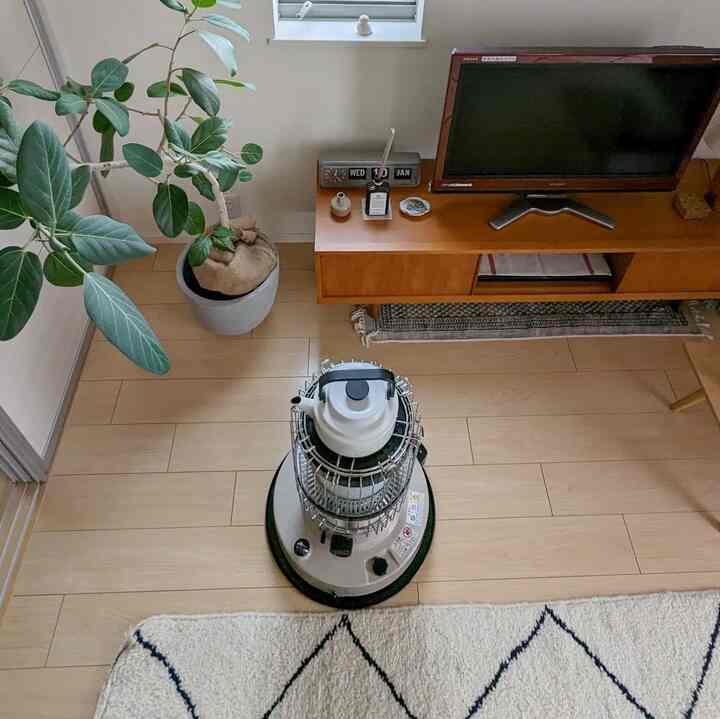 少しずつ春の兆しが🌸
早めに灯油を使い切らないと。

#観葉植物 #観葉植物のある暮らし #ベンガレンシス #トゥエンコ #モンステラ #アポテーケ  #チーク家具 #チーク #石油ストーブ #apoteke #twenco #toyotomi