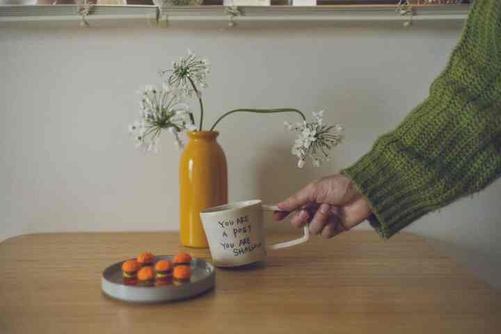🍔🌿☕️

I was able to receive a logo mug by ceramic artist Yuko Ikeda that I had wanted for a long time🫶✨
 
I wasn't able to pick it up last time...I'm glad it's on sale again.

You are and I am so cute💚❤️

Accompanied by cute SSB hamburger gummies
😌🍔🫰

#cafe atmosphere
#mug
#Mug 
#flower 
#vases
#Ceramic vase
#flower interior
#Pottery
#Pottery plate
#Dining interior
#table interior
#table 