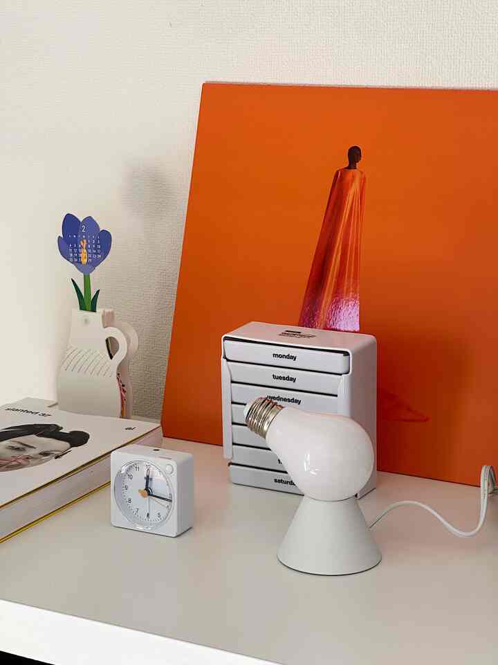 電球そのものがオブジェとなって光る遊び心満載の照明💡
光ってても光ってなくても可愛いし場所も取らないし買って良かった！
#照明インテリア #照明デザイン 